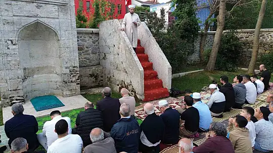 Tarihi namazgahta bayram namazı