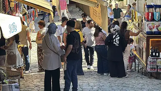 Tarihi sokaklarda hafta sonu hareketliliği