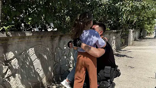 Tatbikatta korkan çocuklara polis şefkati