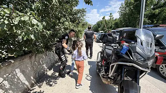 Tatbikatta korkan çocuklara polis şefkati