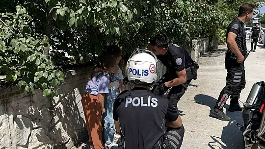Tatbikatta korkan çocuklara polis şefkati