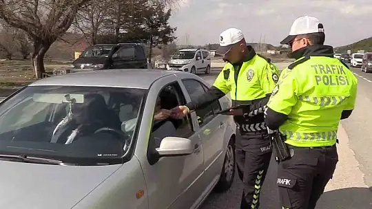 Tatil dönüşü D-100'de hareketlilik arttı: Radar ve teknolojik sistemlerle sürücülere sıkı denetim uygulandı