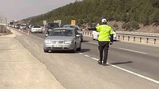 Tatil dönüşü D-100'de hareketlilik arttı: Radar ve teknolojik sistemlerle sürücülere sıkı denetim uygulandı