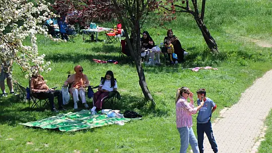 Tatilciler bayramda Gölcük'e akın etti