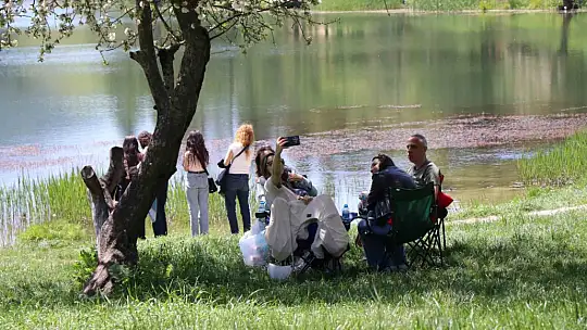Tatilciler bayramda Gölcük'e akın etti