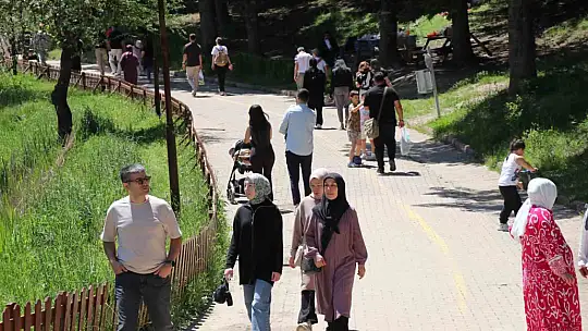 Tatilciler bayramda Gölcük'e akın etti