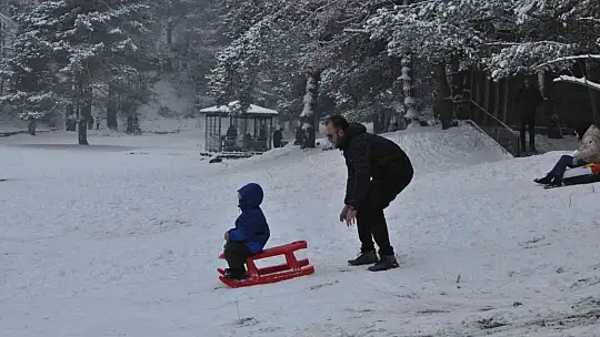 Tatilin keyfini kayarak çıkardılar: Şambrellerle doyasıya eğlendiler