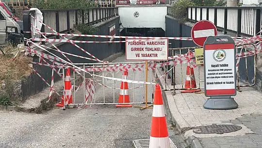 Tehlikeye aldırış etmedi: Çöken alt geçide girip testereyle demir kesti