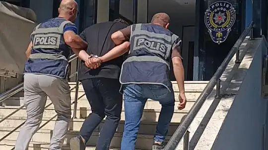 Telefon dolandırıcısı altın ve parayı almaya geldiği binada yakalandı