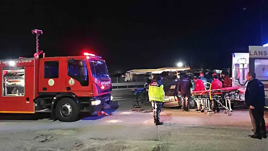 TEM'de bariyere çarpan otomobil parçalandı: 2 ağır yaralı