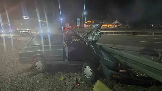 TEM'de bariyere çarpan otomobil parçalandı: 2 ağır yaralı
