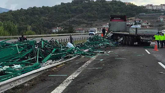 TEM'de bariyerlere çarpan tırın dorsesindeki demir profiller yola saçıldı: 1 yaralı