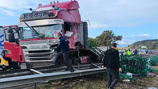 TEM'de bariyerlere çarpan tırın dorsesindeki demir profiller yola saçıldı: 1 yaralı