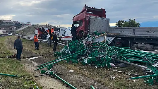 TEM'de bariyerlere çarpan tırın dorsesindeki demir profiller yola saçıldı: 1 yaralı
