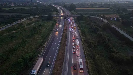 TEM'de halı yüklü tır ile otomobil çarpıştı: 6 yaralı