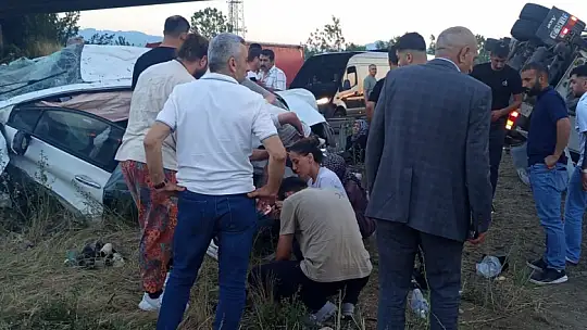 TEM'de halı yüklü tır ile otomobil çarpıştı: 6 yaralı