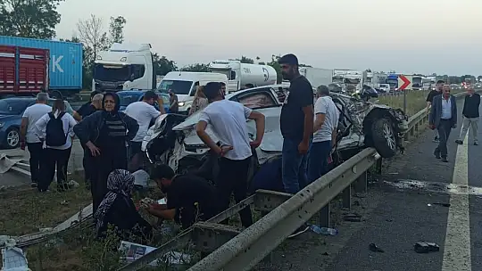 TEM'de halı yüklü tır ile otomobil çarpıştı: 6 yaralı