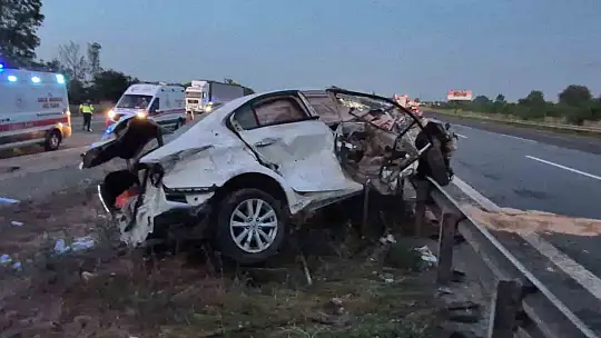 TEM'de halı yüklü tır ile otomobil çarpıştı: 6 yaralı