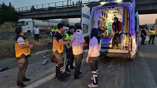 TEM'de halı yüklü tır ile otomobil çarpıştı: 6 yaralı