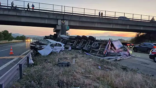 TEM'de halı yüklü tır ile otomobil çarpıştı: 6 yaralı