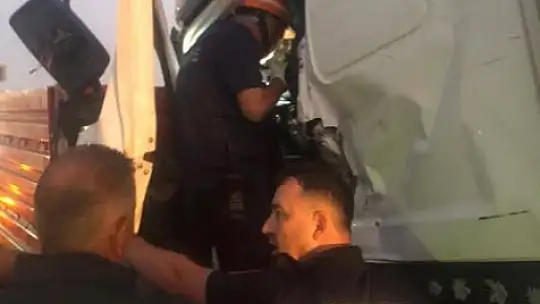 TEM'de kamyon tıra arkadan çarptı: Yaralı sürücü sıkıştı