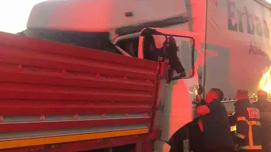 TEM'de kamyon tıra arkadan çarptı: Yaralı sürücü sıkıştı