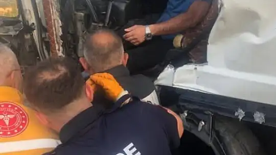 TEM'de kamyon tıra arkadan çarptı: Yaralı sürücü sıkıştı
