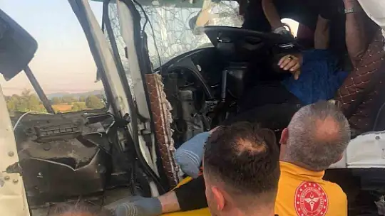 TEM'de kamyon tıra arkadan çarptı: Yaralı sürücü sıkıştı