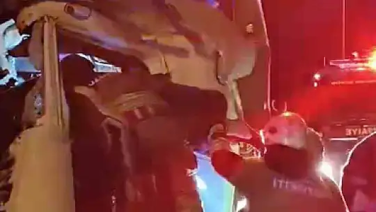 TEM'de kamyonlar çarpıştı: 1 ölü, 1 yaralı