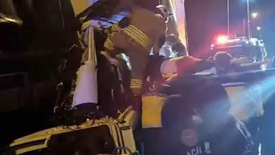 TEM'de kamyonlar çarpıştı: 1 ölü, 1 yaralı