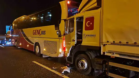 TEM'de lastiği patlayan otobüse kamyon çarptı: 1 yaralı