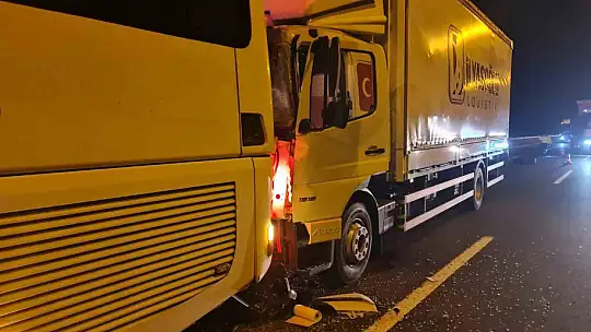 TEM'de lastiği patlayan otobüse kamyon çarptı: 1 yaralı