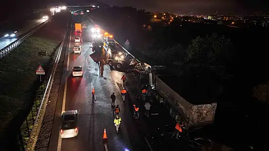 TEM'de mobilya yüklü kamyon ile tır çarpıştı: 1 yaralı