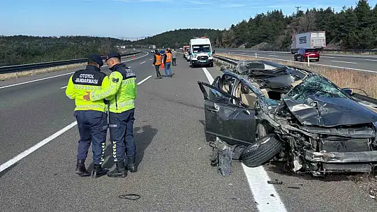 TEM'de otomobil kamyona çarptı: 3 yaralı