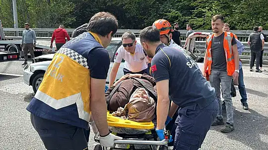 TEM'de otomobille oto kurtarıcı çarpıştı: 3 yaralı