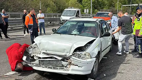TEM'de otomobille oto kurtarıcı çarpıştı: 3 yaralı