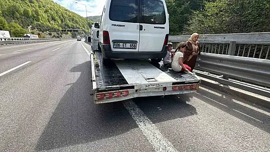 TEM'de otomobille oto kurtarıcı çarpıştı: 3 yaralı