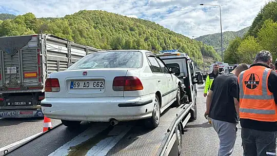 TEM'de otomobille oto kurtarıcı çarpıştı: 3 yaralı
