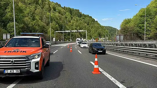 TEM'de otomobille oto kurtarıcı çarpıştı: 3 yaralı