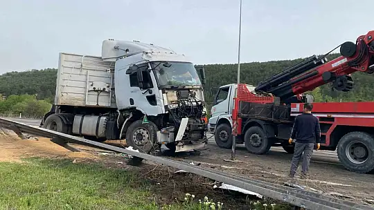 TEM'de sürücüsünün uyuduğu iddia edilen buğday yüklü tır devrildi