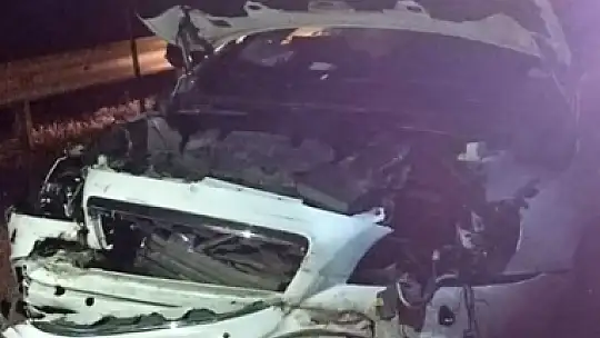 TEM'de tıra çarpan otomobil hurdaya döndü: 1 yaralı