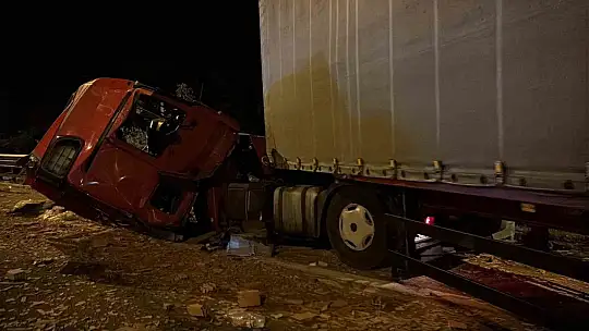 TEM'de tuğla yüklü tıra çarpan tır, hurdaya döndü: Sürücü yara almadan kurtuldu