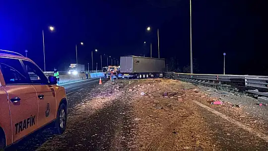TEM'de tuğla yüklü tıra çarpan tır, hurdaya döndü: Sürücü yara almadan kurtuldu