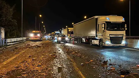 TEM'de tuğla yüklü tıra çarpan tır, hurdaya döndü: Sürücü yara almadan kurtuldu