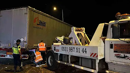 TEM'de tuğla yüklü tıra çarpan tır, hurdaya döndü: Sürücü yara almadan kurtuldu