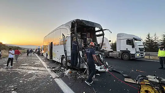 TEM'de yolcu otobüsü ile soğan yüklü kamyon çarpıştı: 1 ölü, 10 yaralı