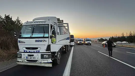 TEM'de yolcu otobüsü ile soğan yüklü kamyon çarpıştı: 1 ölü, 10 yaralı