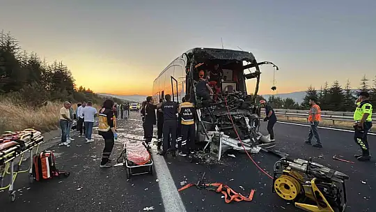 TEM'de yolcu otobüsü ile soğan yüklü kamyon çarpıştı: 1 ölü, 10 yaralı