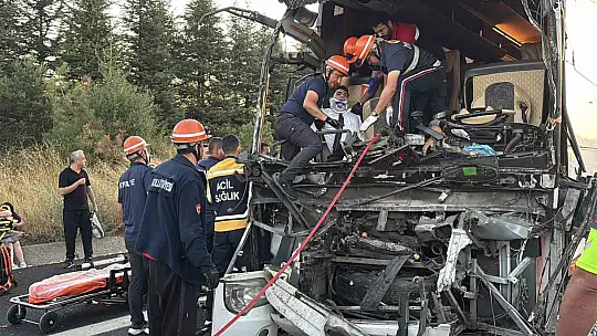 TEM'de yolcu otobüsü ile soğan yüklü kamyon çarpıştı: 1 ölü, 10 yaralı