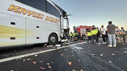 TEM'de yolcu otobüsü ile soğan yüklü kamyon çarpıştı: 1 ölü, 10 yaralı